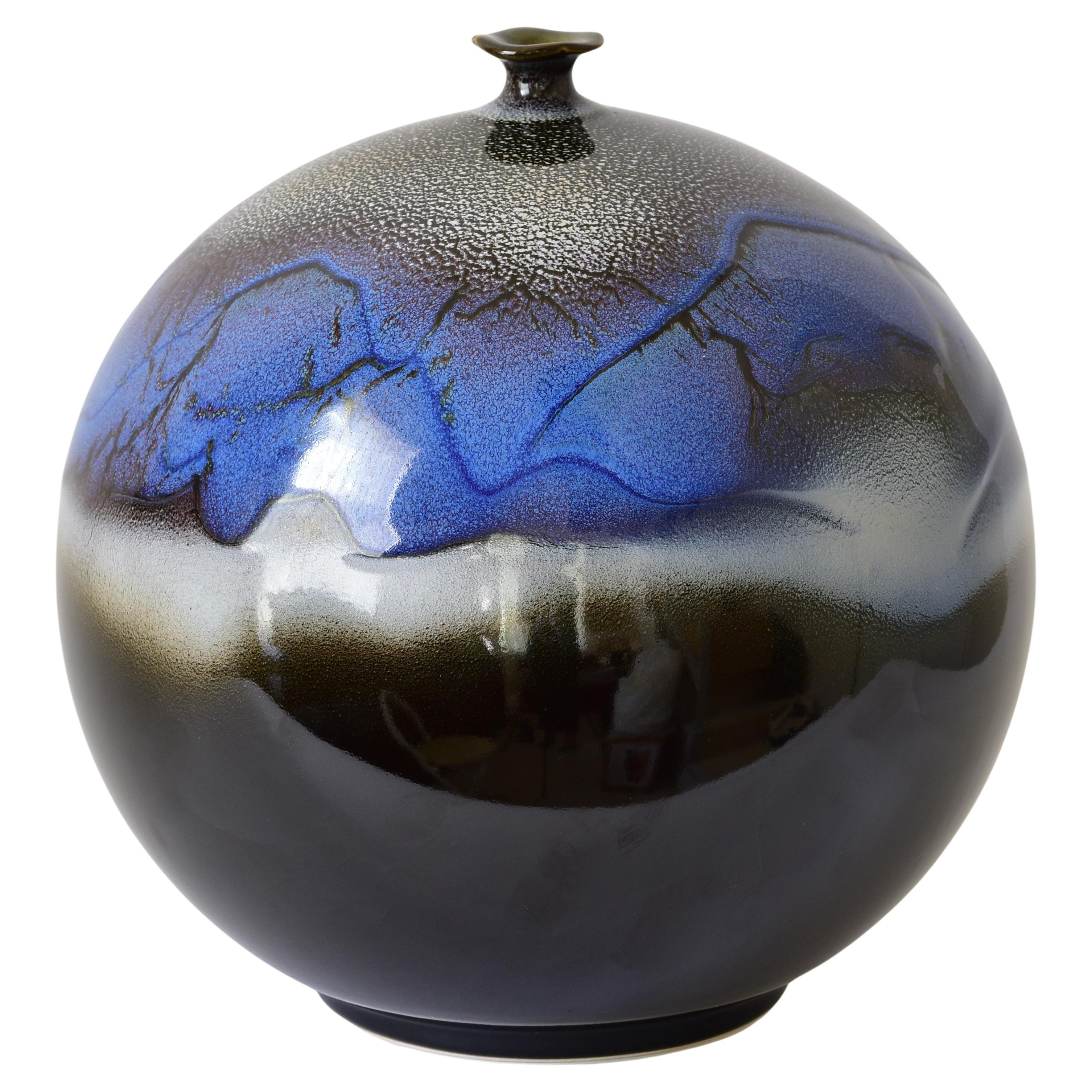 Vase japonais contemporain en porcelaine bleu, noir et blanc par un maître artiste