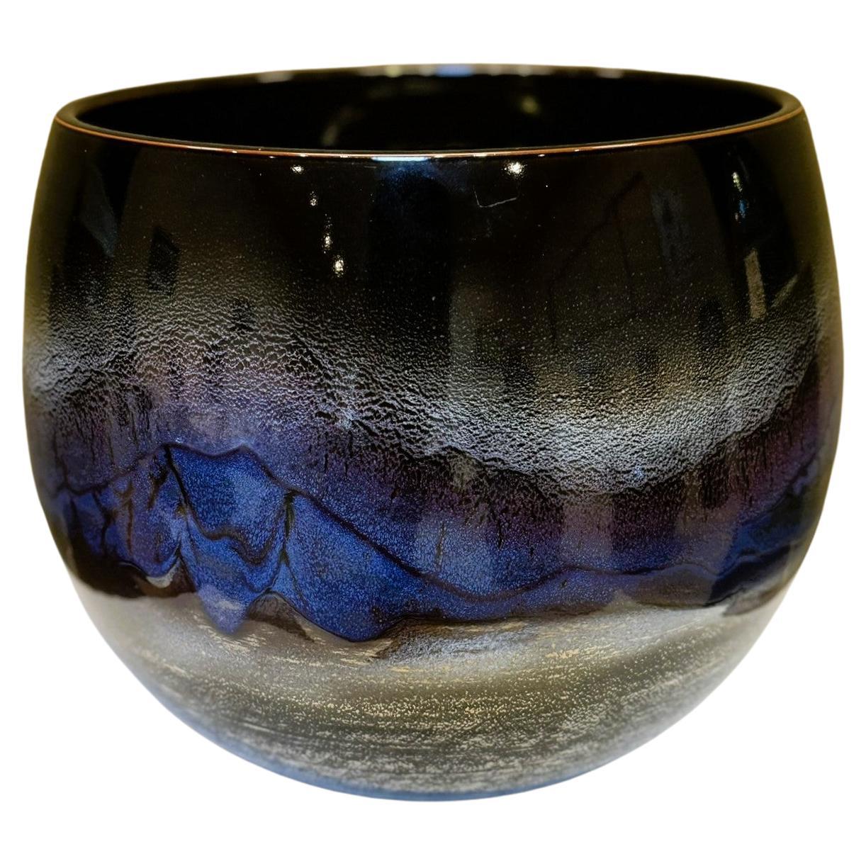 Squisito vaso decorativo in porcellana giapponese contemporanea smaltata a mano, di qualità museale, dalla forma sorprendente in blu e nero, un capolavoro ipnotico realizzato dal pluripremiato artista della regione di Arita-Imari in Giappone.