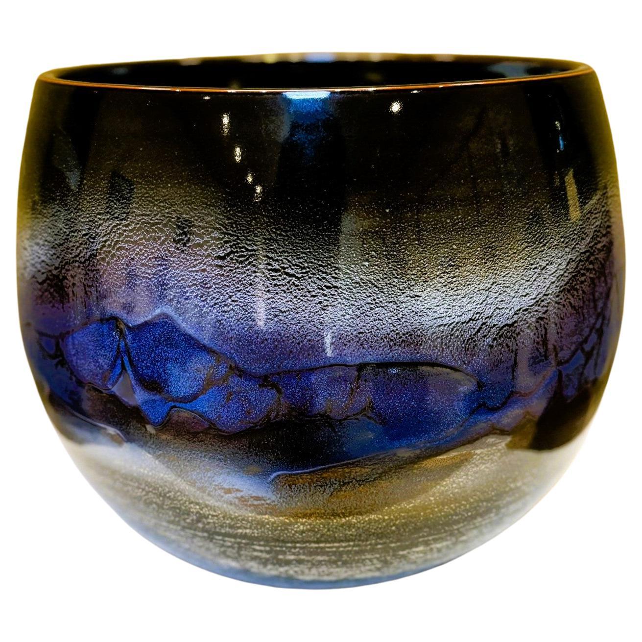 Meiji Vaso giapponese contemporaneo in porcellana blu e marrone di un maestro artista, 2 in vendita