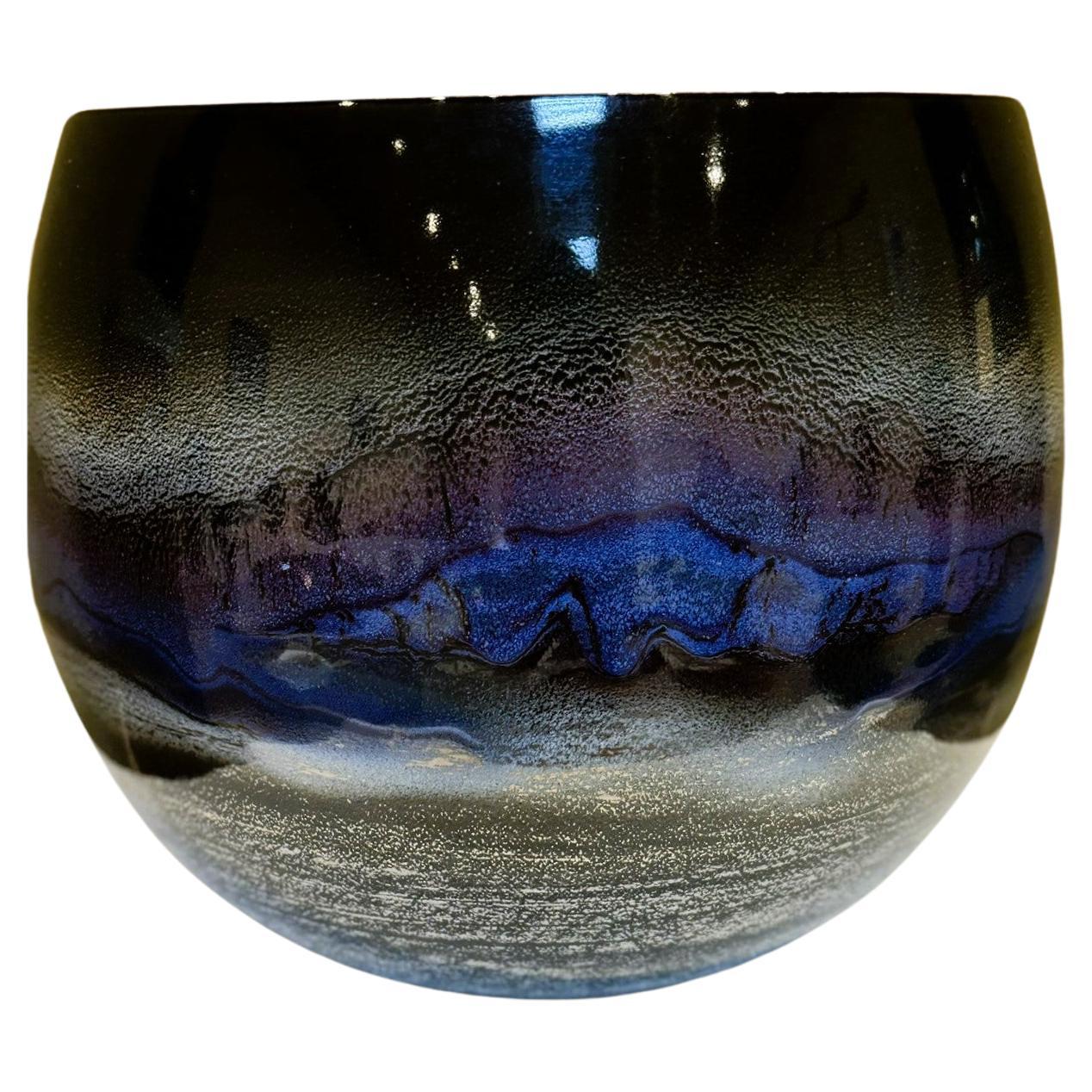 Giapponese Vaso giapponese contemporaneo in porcellana blu e marrone di un maestro artista, 2 in vendita