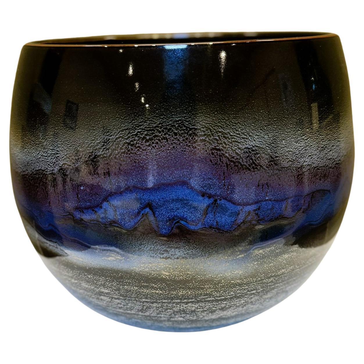 Smaltato Vaso giapponese contemporaneo in porcellana blu e marrone di un maestro artista, 2 in vendita
