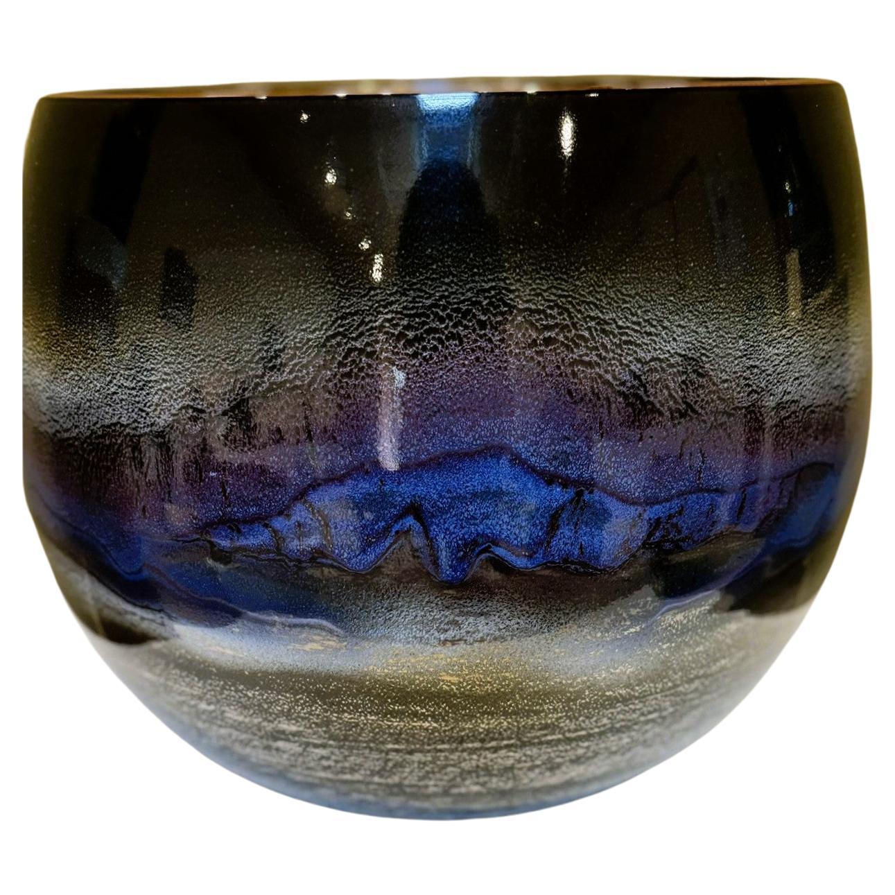 Vaso giapponese contemporaneo in porcellana blu e marrone di un maestro artista, 2 in vendita