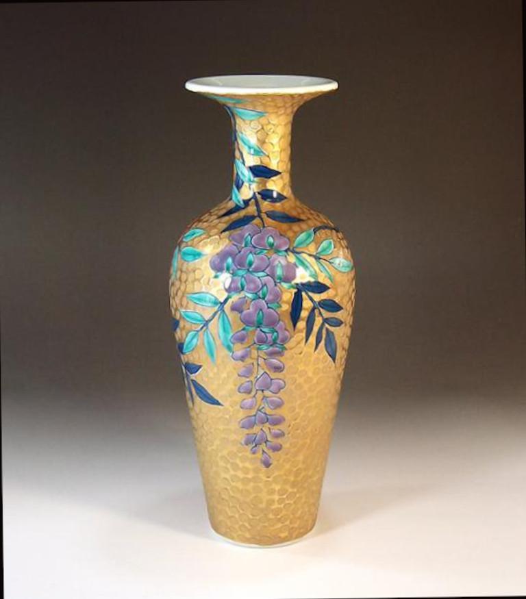 Étonnant vase décoratif japonais contemporain en porcelaine, peint à la main en rouge, violet et bleu vifs sur un corps en porcelaine de belle forme, une œuvre d'un maître porcelainier japonais très respecté dans la tradition Imari-Aita et lauréat