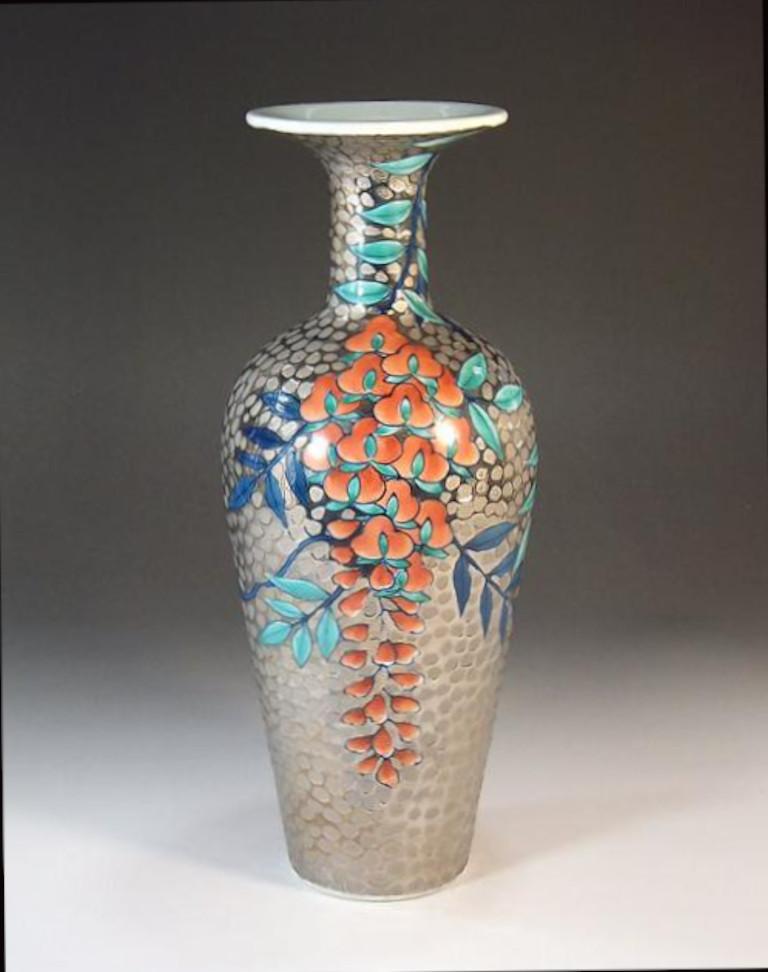 Meiji Vase japonais contemporain en porcelaine bleu, or et orange par un artiste en vente
