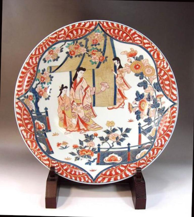 Peint à la main Chargeur japonais contemporain en porcelaine bleu-or-rose par un maître artiste en vente
