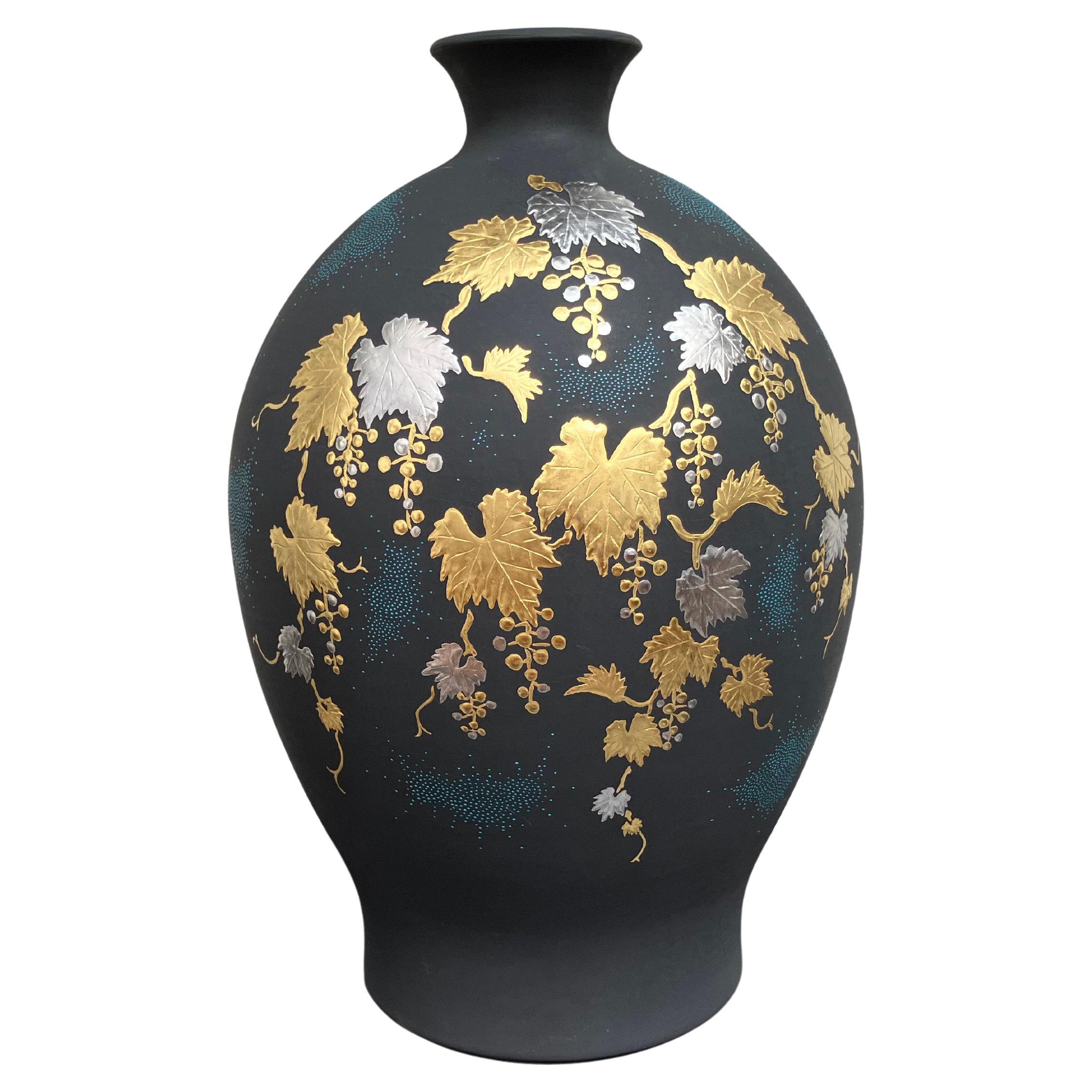 Exquisito jarrón de porcelana japonesa contemporánea firmado, de calidad de museo,  una obra maestra del galardonado artista de porcelana de tercera generación de la región japonesa de Kutani, que presenta una cascada de vides de uva en platino puro