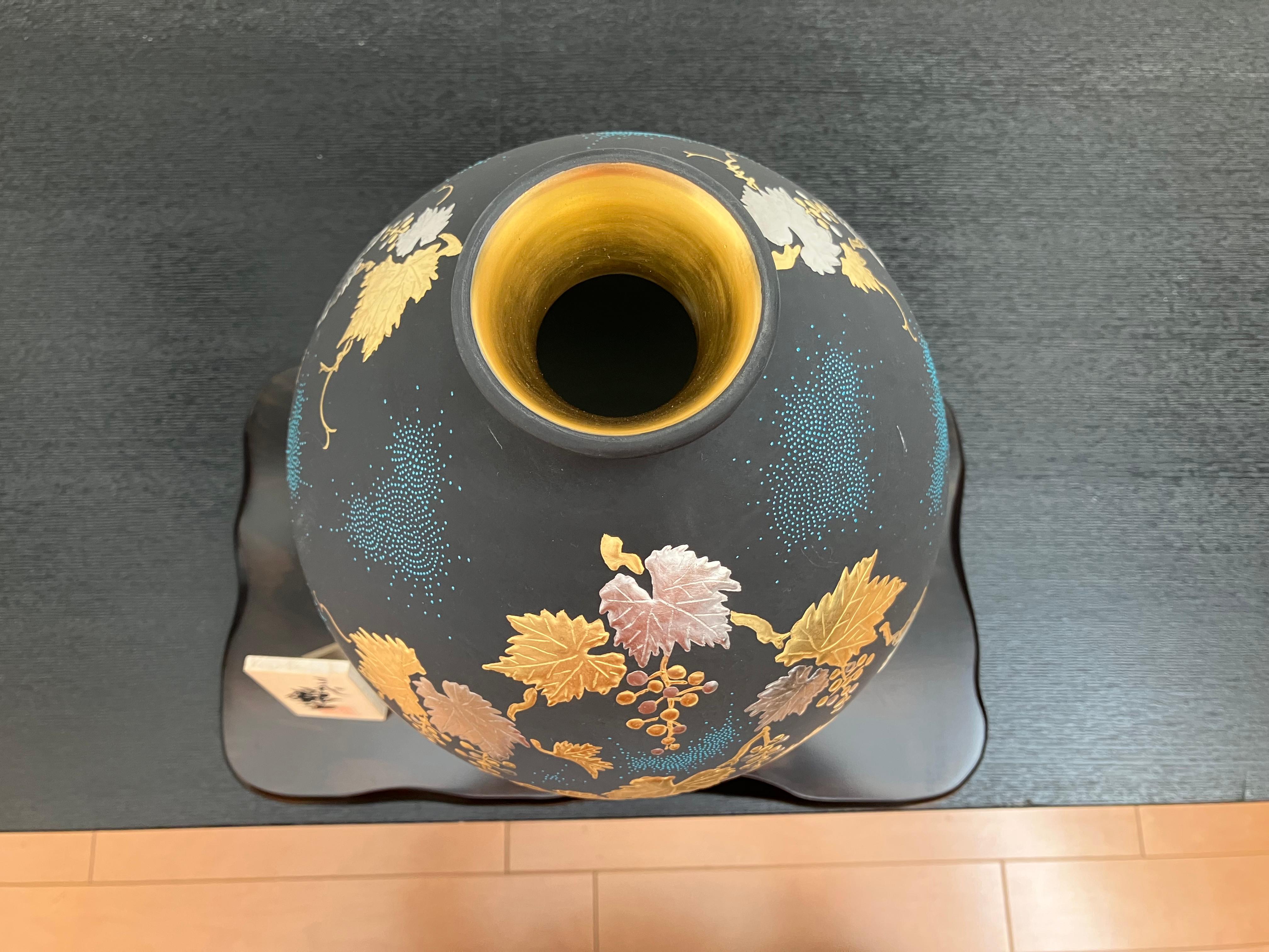 Jarrón japonés contemporáneo de porcelana de platino azul dorado del maestro artista, 2 Meiji en venta