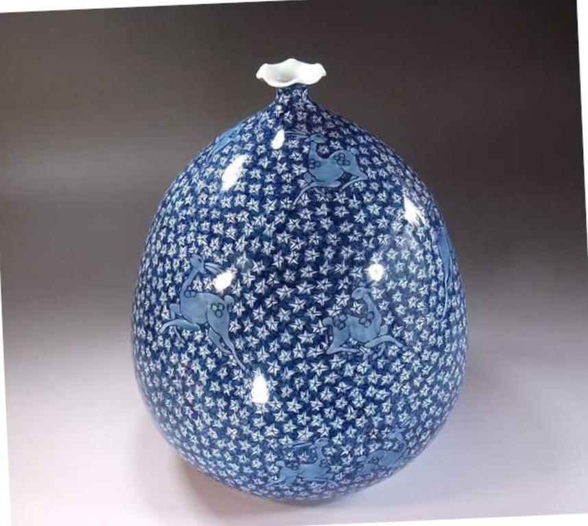 Japanese Contemporary Blue Gold Porcelain Vase by Master Artist, 3 In New Condition For Sale In Takarazuka, JP