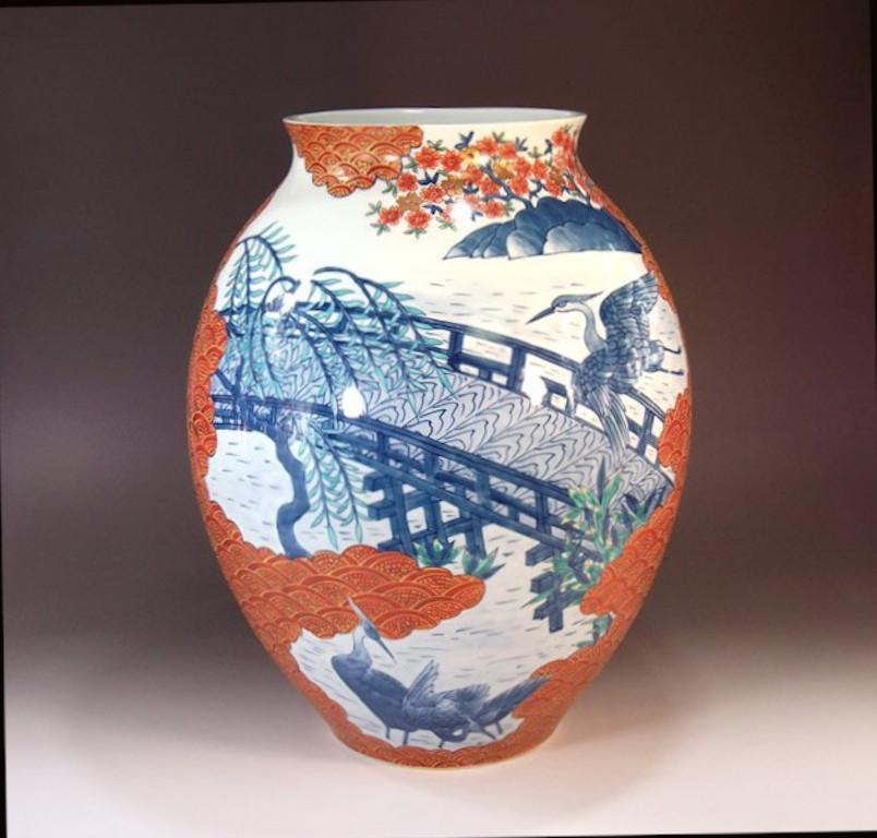 Exceptionnel grand vase contemporain japonais en porcelaine décorative, doré et peint à la main dans de magnifiques tons de bleu et de rouge sur une élégante forme en porcelaine, présentant une combinaison étonnante de bleu sous glaçure, de