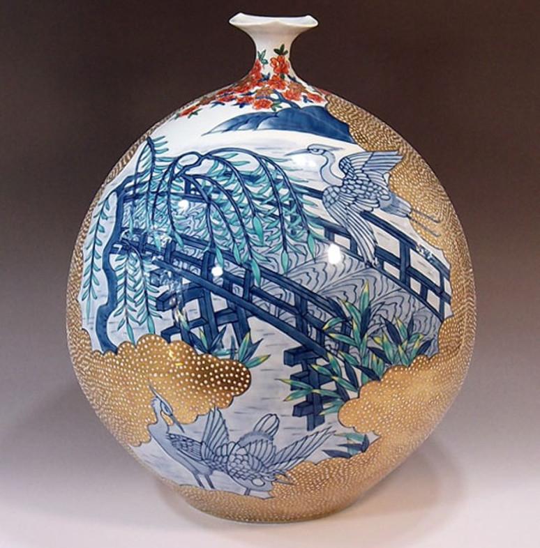 Meiji Vase japonais contemporain en porcelaine bleu, or, rouge et blanc par un maître artiste, 3 en vente