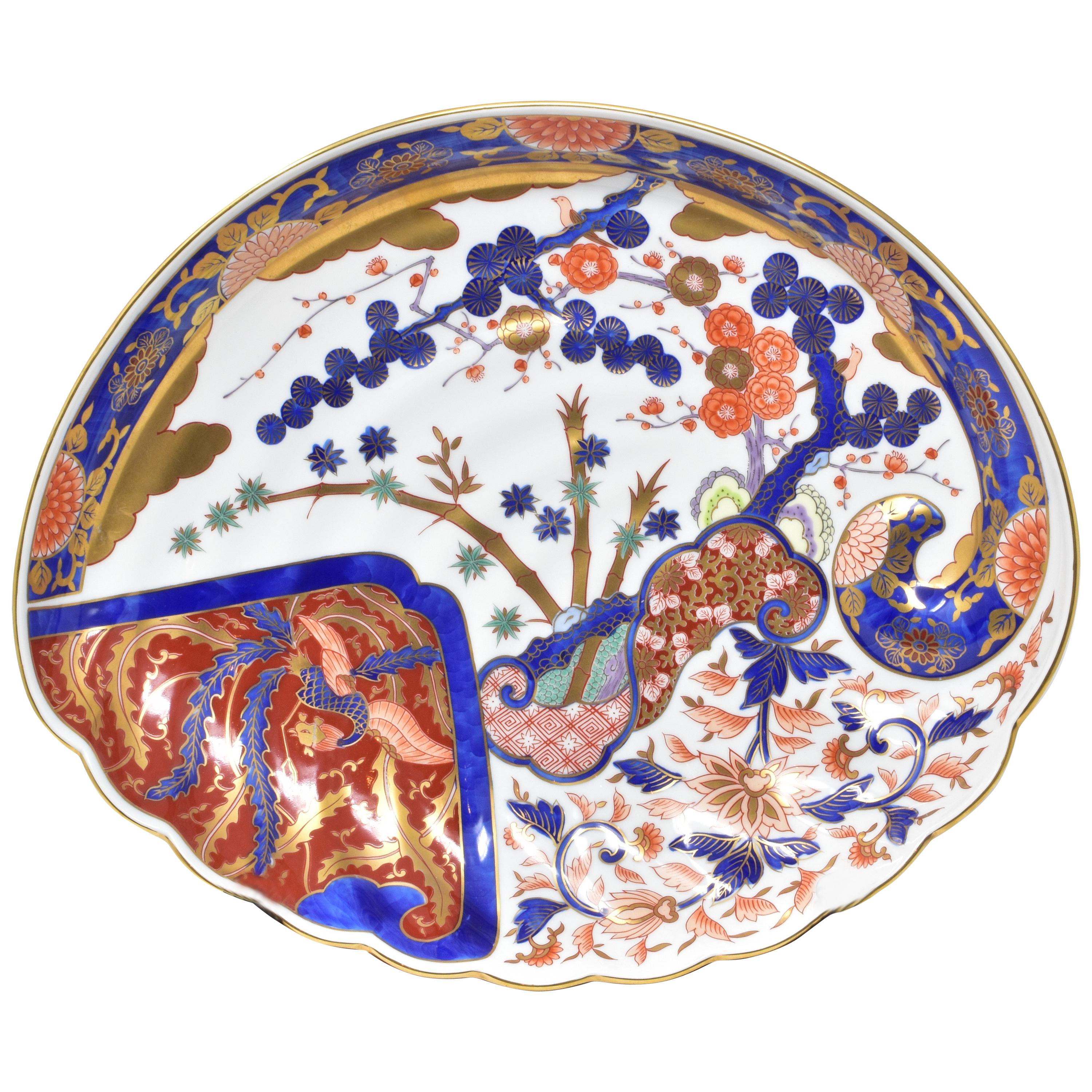Unique contemporary Japanese Ko-Imari (old Imari) style charger stunningly gilded and hand painted on an exquisite clam shape porcelain, crafted and signed by renowned Kiln of the Imari-Arita region of southern Japan, and is inspired by shapes and