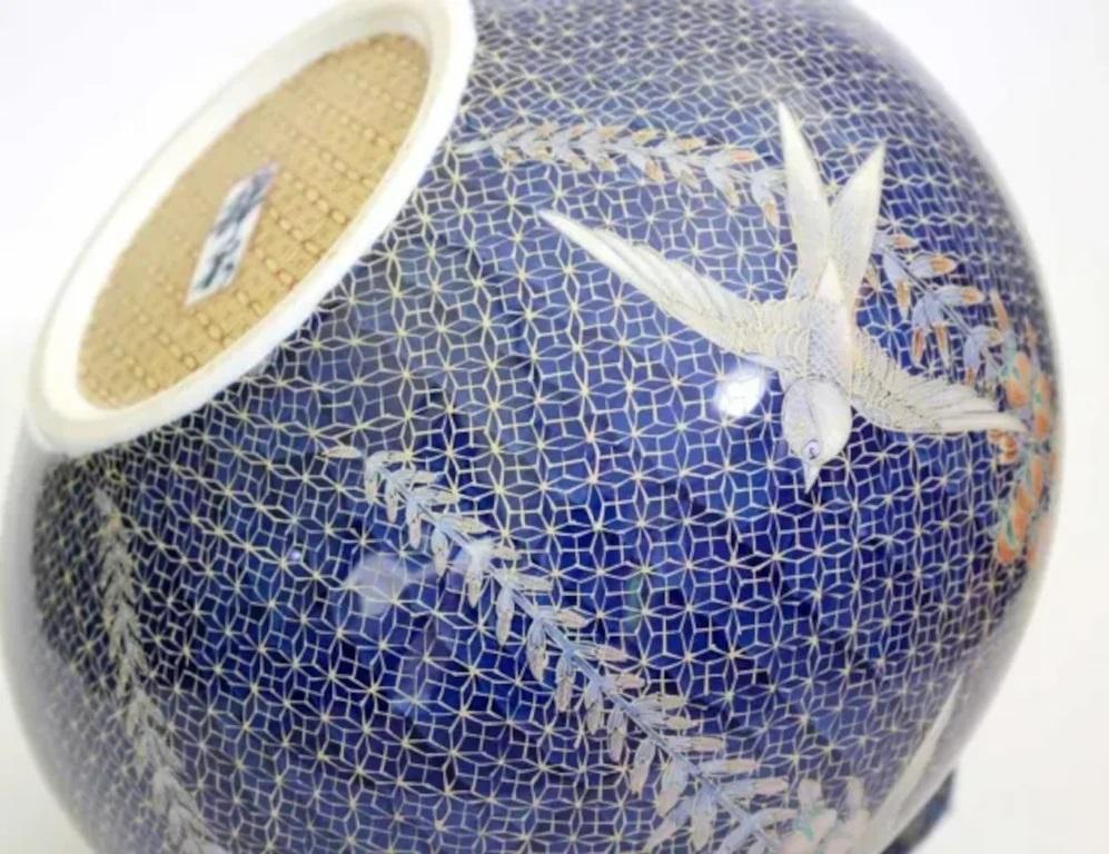 Extraordinario jarrón de porcelana decorativa japonesa contemporánea de calidad museística, pintado a mano con extrema minuciosidad en azul oscuro, gris y naranja sobre un cuerpo de porcelana de bella forma, una obra maestra firmada por el aclamado