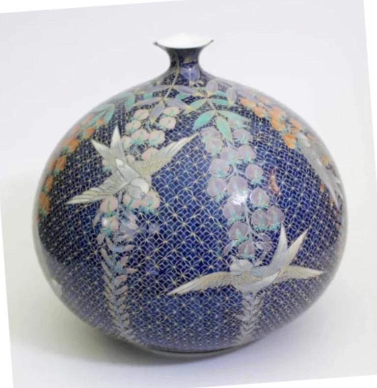 Escultura Contemporánea Japonesa de Porcelana Azul Gris Melocotón Dorada del Maestro Artista Meiji en venta