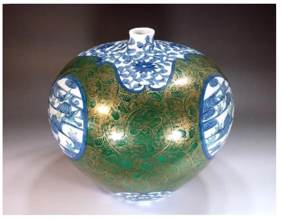 Squisito vaso decorativo contemporaneo in porcellana giapponese, estremamente intricato e dipinto a mano in blu, verde e bianco. Si tratta di un pezzo firmato da un acclamato maestro giapponese della tradizione Imari Porcelain del Giappone. Nel 2016