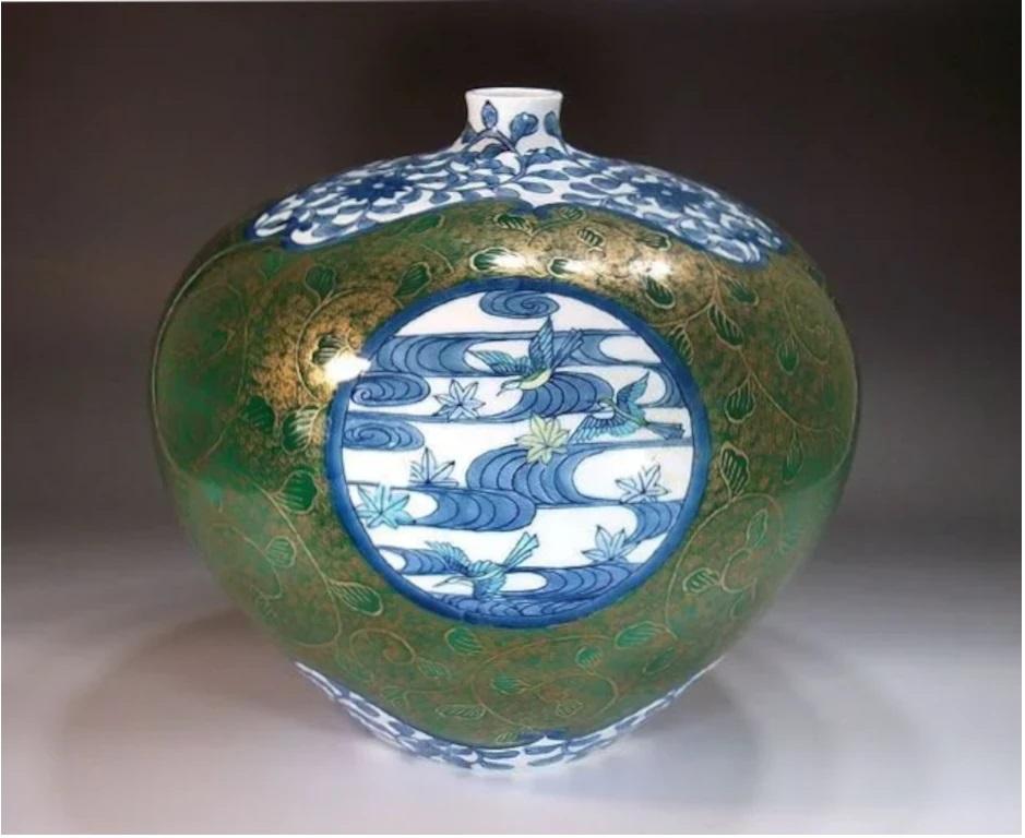 Giapponese Vaso contemporaneo giapponese in porcellana blu-verde-oro di un maestro artista, 2 in vendita