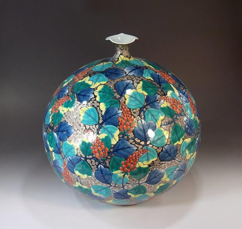 Exceptional Japanese contemporary decorative porcelain vase, platinum-gilded and hand painted signed porcelain vase in a stunning ovoid shape, a masterpiece by highly acclaimed master porcelain artist in the Imari-Arita style. This artist is the