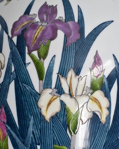 Vase contemporain japonais en porcelaine bleue, verte et violette, par un maître artiste, 3
