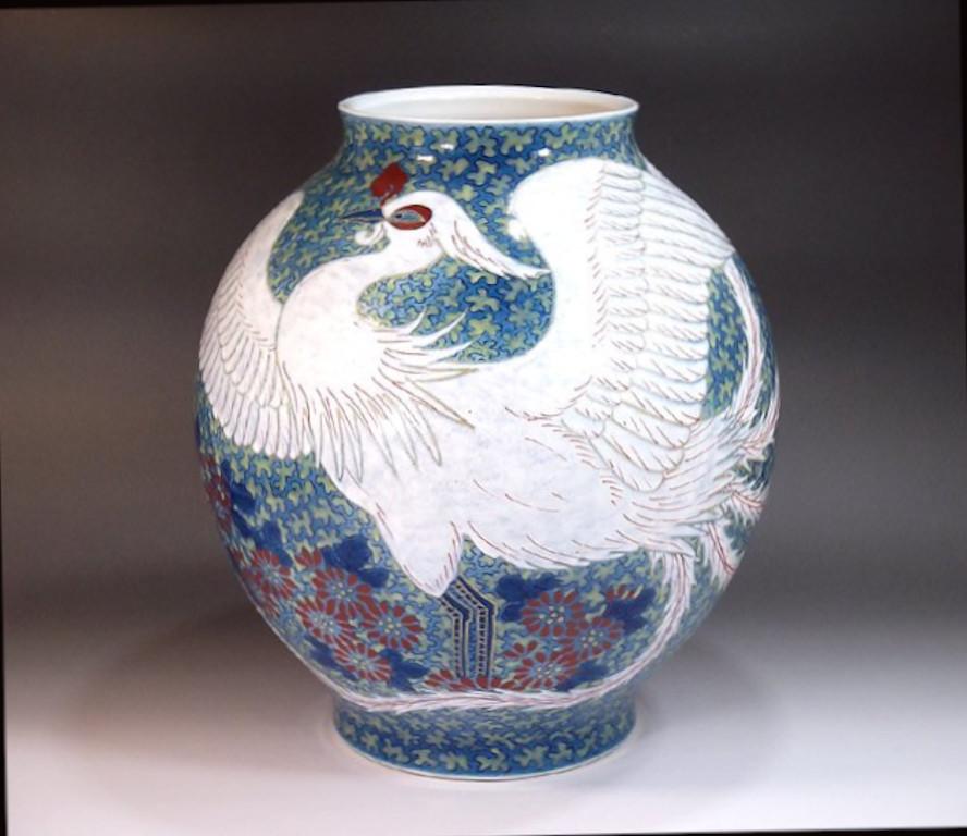 Peint à la main Vase japonais contemporain en porcelaine bleu, vert et blanc par un maître artiste en vente