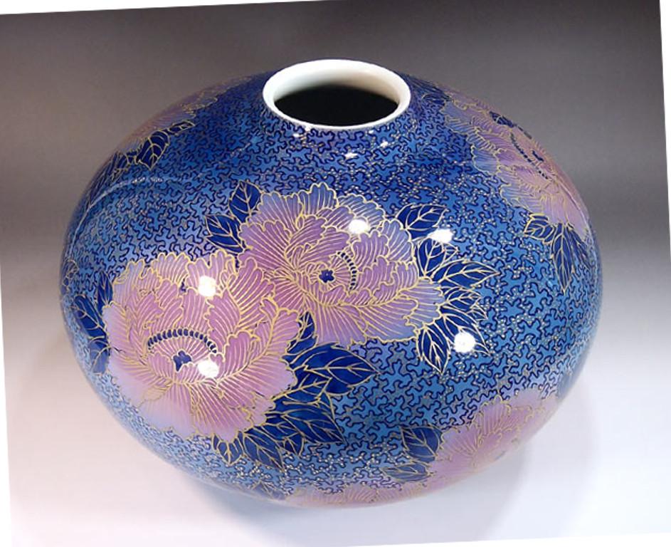 Japanese Contemporary Blue Pink Gilded Porcelain Vase by Master Artist In New Condition In Takarazuka, JP