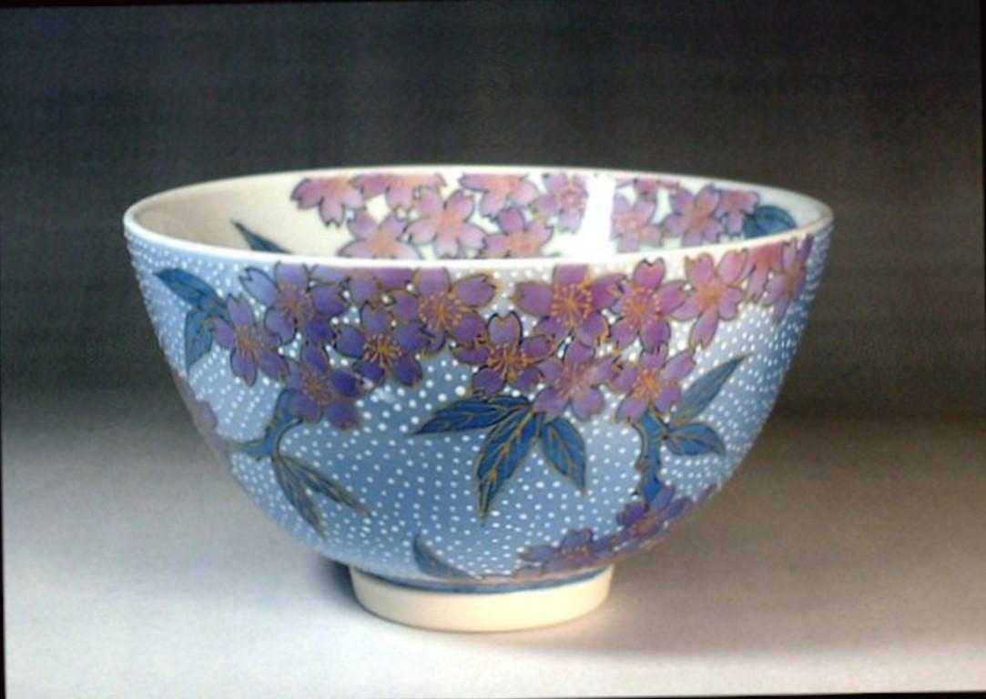 Exquisite, zeitgenössische, dekorative Teetasse aus japanischem Porzellan mit Streichhölzern, extrem aufwendig von Hand bemalt in verschiedenen Blau- und Rosatönen vor einem atemberaubend geformten, eiförmigen Porzellankörper in Blau, der eine