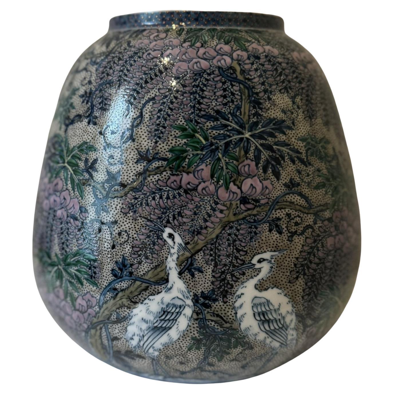 Außergewöhnliche dekorative japanische Vase aus zeitgenössischem Porzellan, extrem aufwendig handbemalt in Rosa, Blau und Grün auf einem atemberaubend geformten Porzellankörper, ein signiertes Meisterwerk eines Porzellanmeisters aus der Region Imari