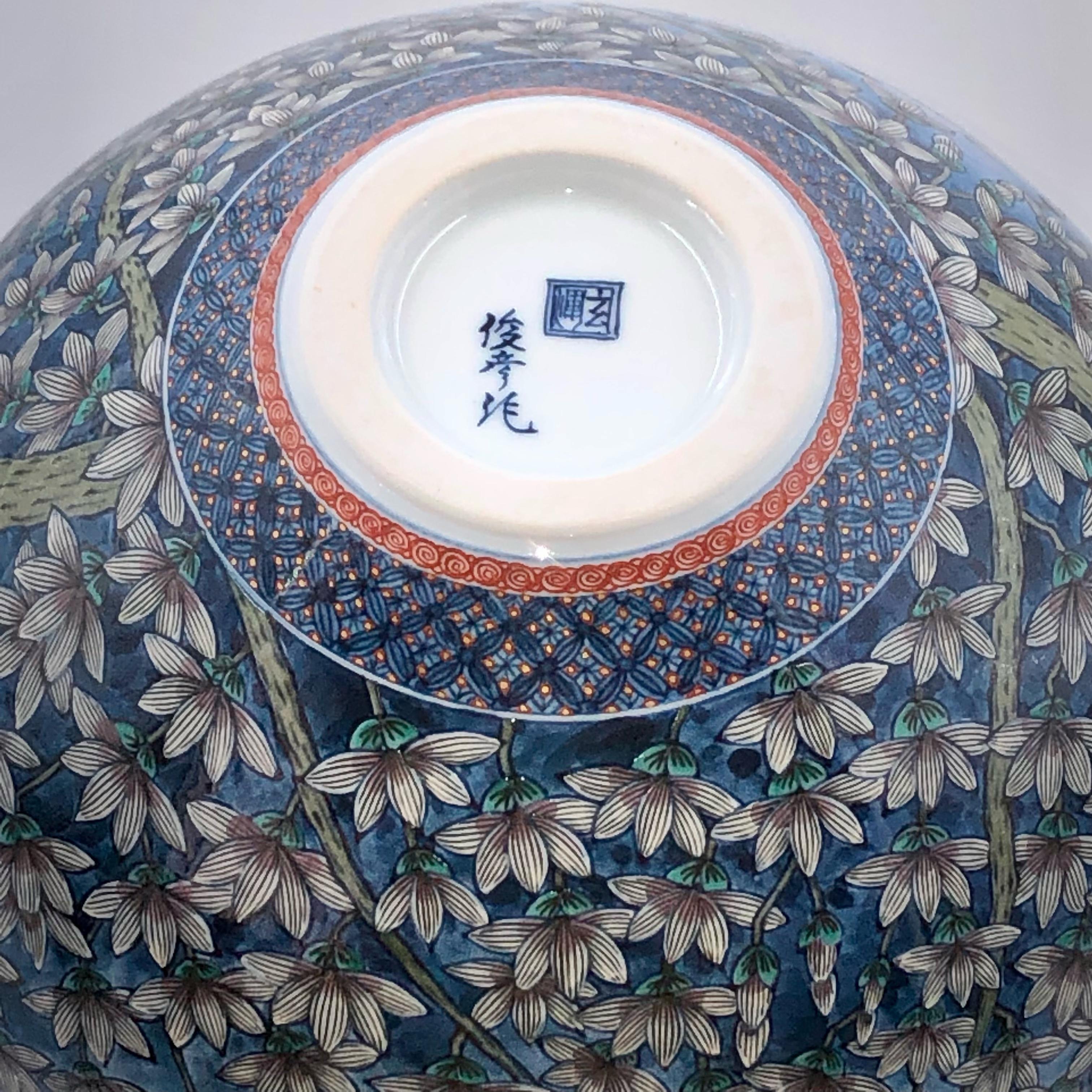 Peint à la main Vase japonais contemporain en porcelaine bleu-orange par un maître artiste en vente