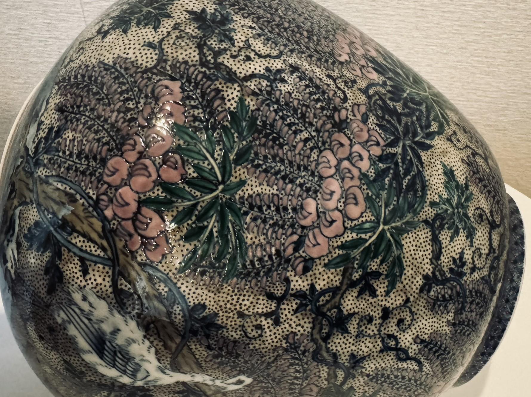 Zeitgenössische japanische Vase aus blau-rosa Porzellan von Meisterkünstler, 2 (Gold) im Angebot