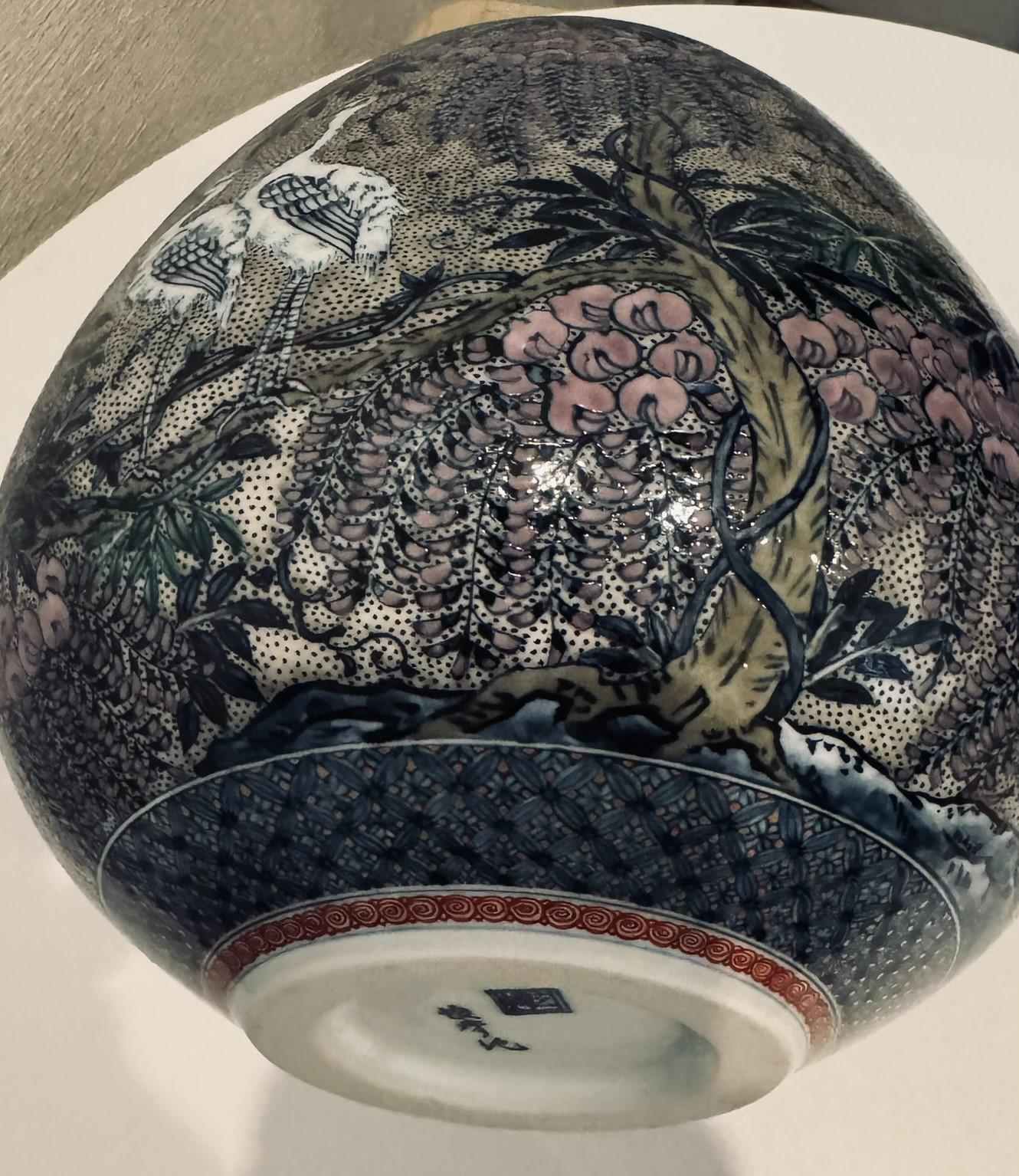 Zeitgenössische japanische Vase aus blau-rosa Porzellan von Meisterkünstler, 2 im Angebot 1