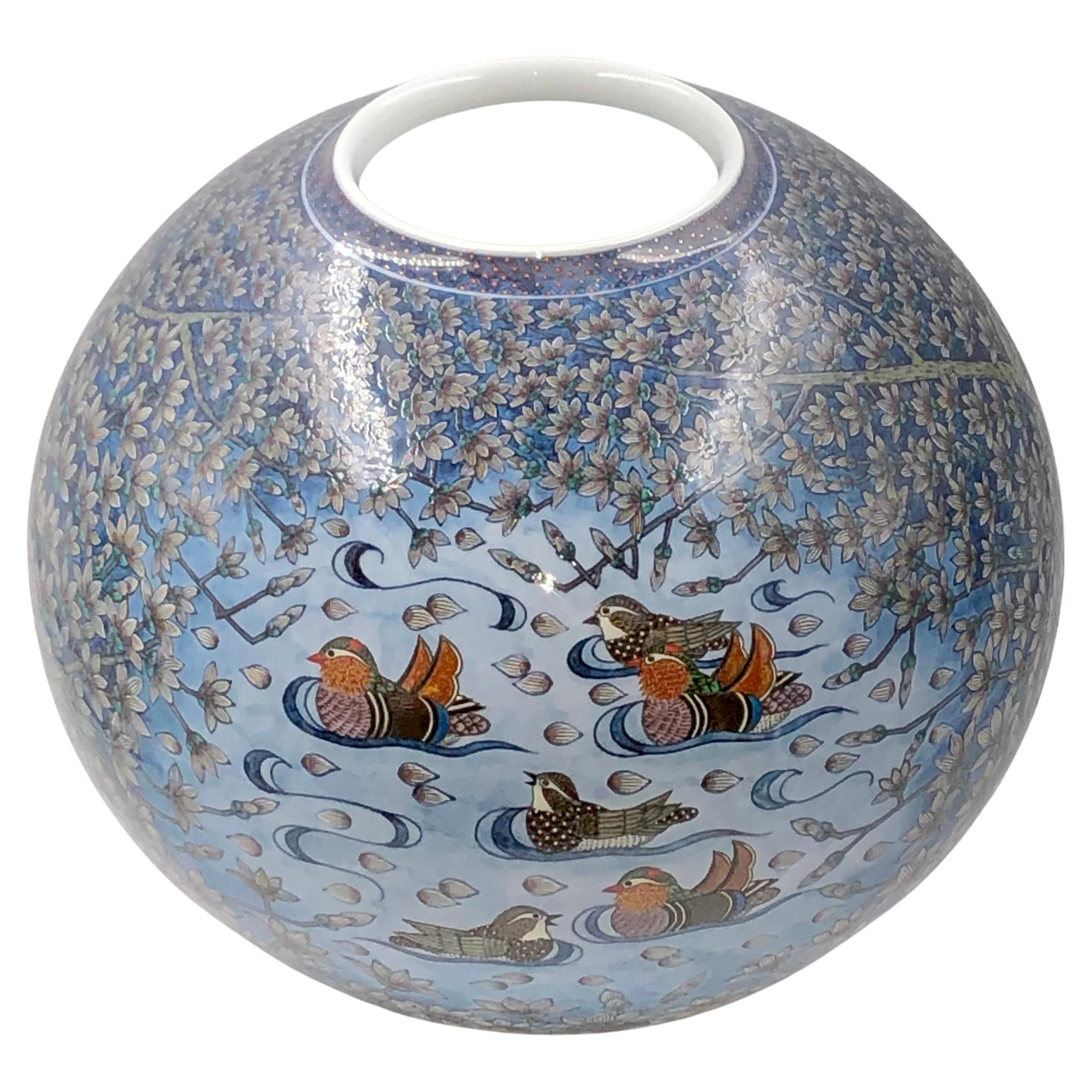 Extraordinaire vase en porcelaine décorative contemporaine de qualité muséale japonaise, minutieusement peint à la main dans de superbes teintes de bleu sur un corps magnifiquement façonné. Il s'agit d'un chef-d'œuvre signé par la deuxième