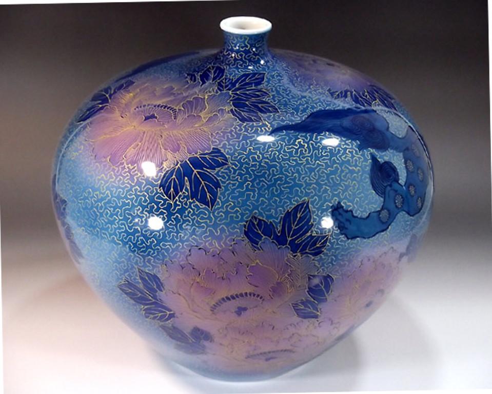 Exquis vase contemporain japonais en porcelaine décorative, peint à la main de façon élaborée et complexe en bleu et rose sur une pièce de forme magnifique pour créer une surface translucide. Il s'agit d'un chef-d'œuvre envoûtant réalisé par un