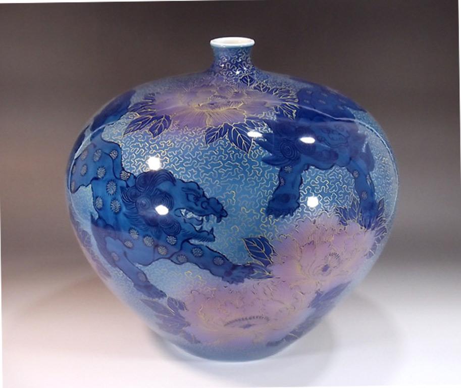 Meiji Vase japonais contemporain en porcelaine bleue et rose par un maître artiste, 4 pièces en vente
