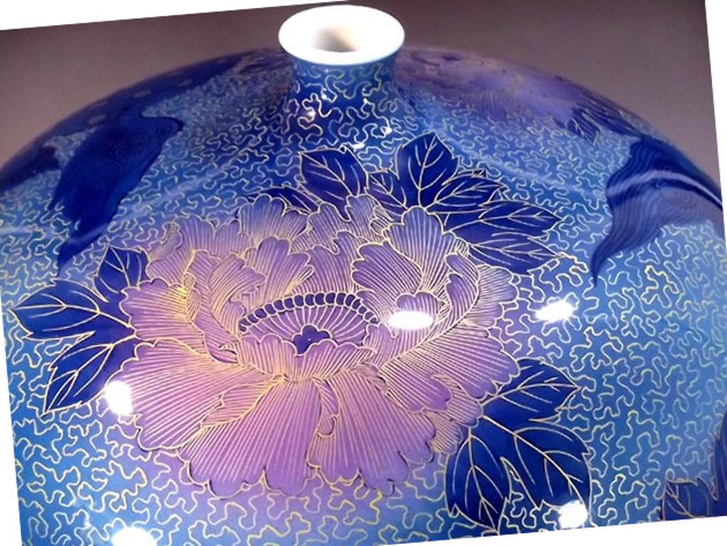 Japonais Vase japonais contemporain en porcelaine bleue et rose par un maître artiste, 4 pièces en vente
