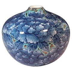 Vase contemporain en porcelaine japonaise bleue et platine par un maître artiste contemporain