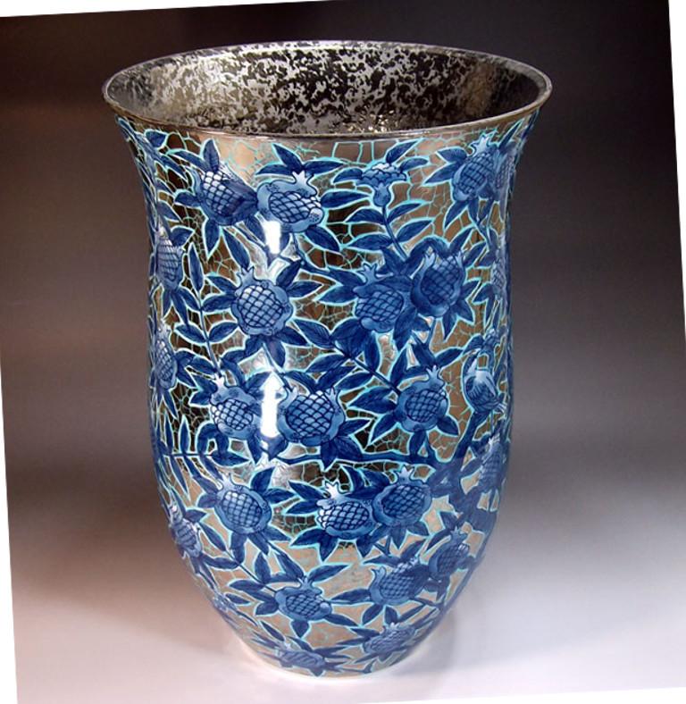 Japanese Contemporary Blue Platinum Porcelain Vase by Master Artist, 3 In New Condition For Sale In Takarazuka, JP