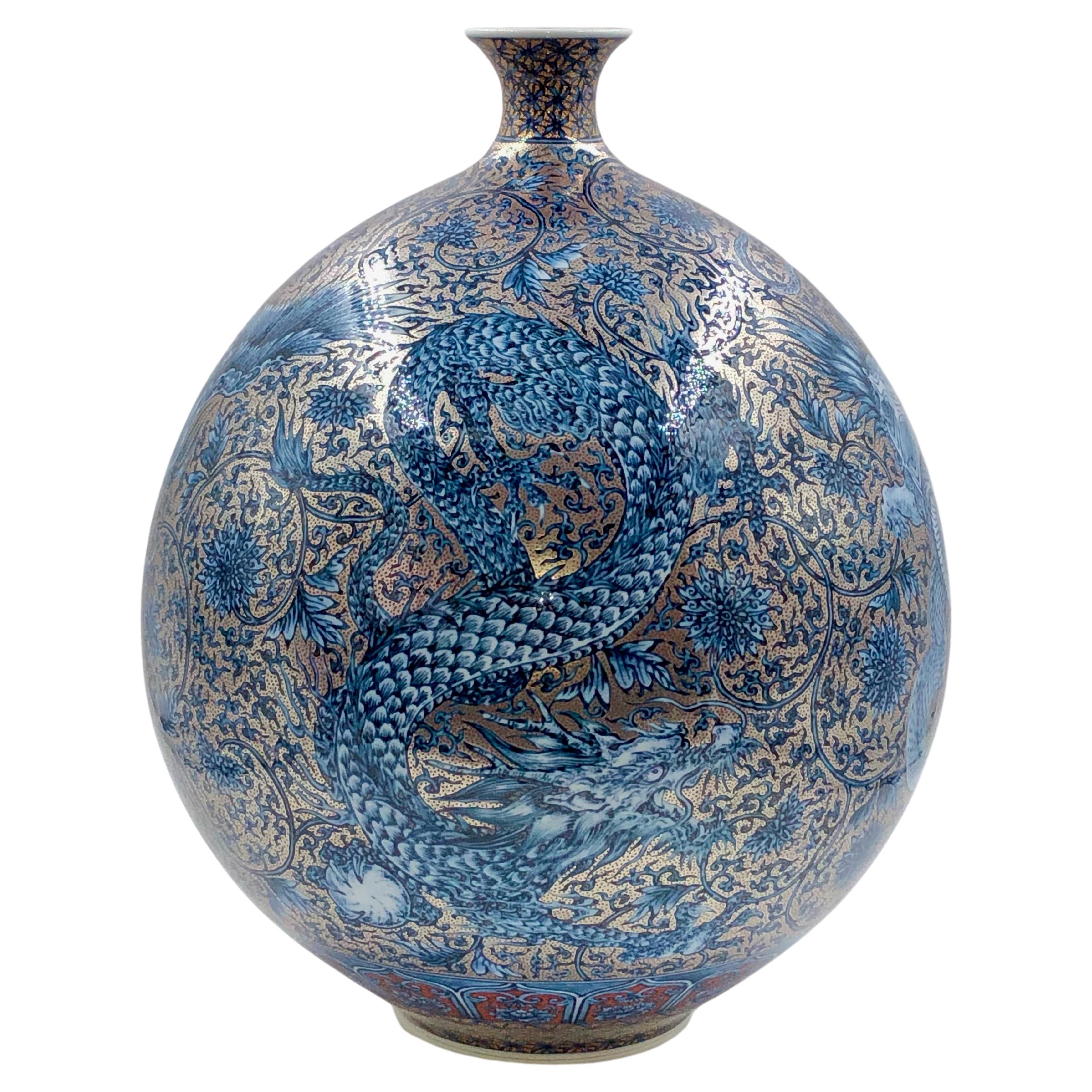 Extraordinaire vase en porcelaine japonaise contemporaine de qualité musée, extrêmement détaillé et peint à la main de façon très complexe, en bleu, rouge et platine, représentant les quatre créatures de bon augure de la mythologie chinoise,