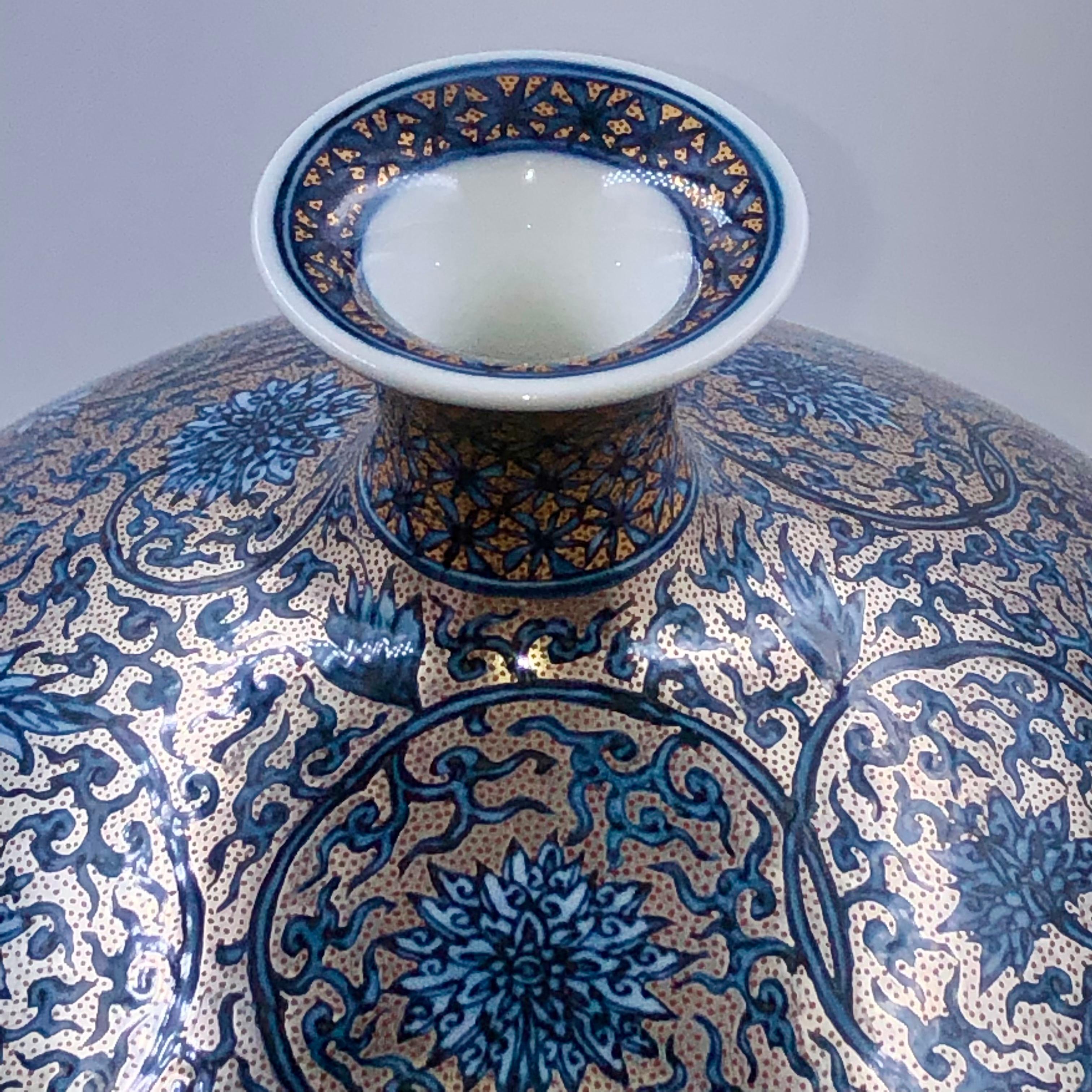 Peint à la main Vase japonais contemporain en porcelaine bleue et platine par le duo de maîtres artistes, 2 pièces en vente