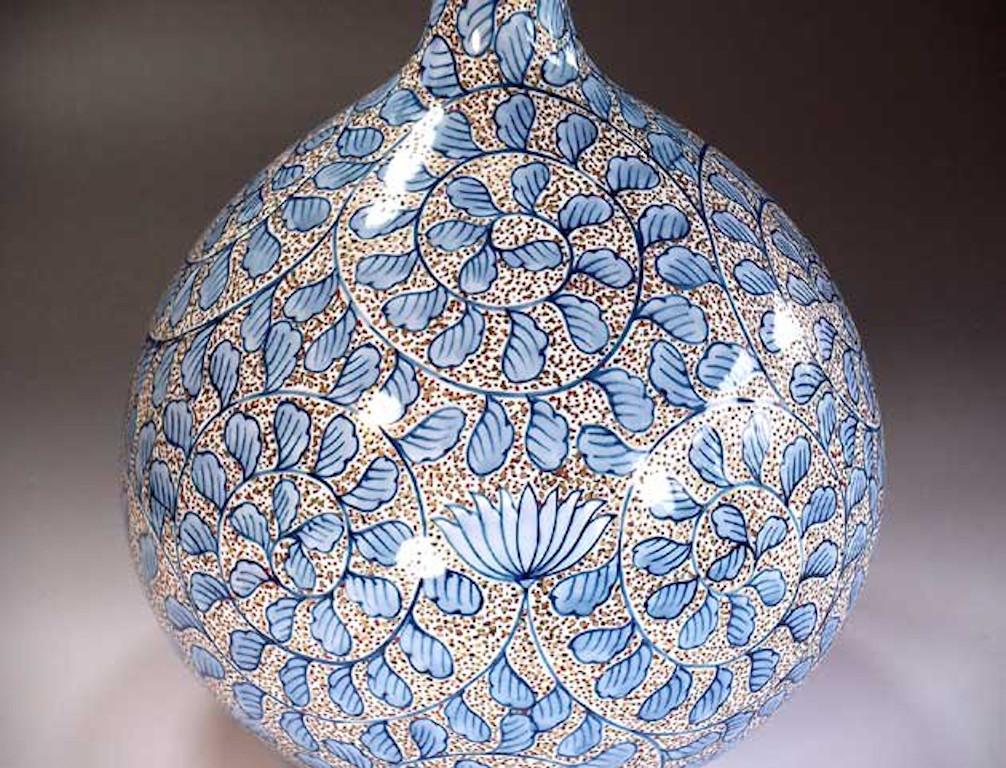 Exquis vase en porcelaine décoratif japonais contemporain, peint à la main de manière complexe dans un beau bleu clair sur un corps en forme de bouteille, une pièce signée par un maître artiste en porcelaine très acclamé de la région d'Imari-Aita au