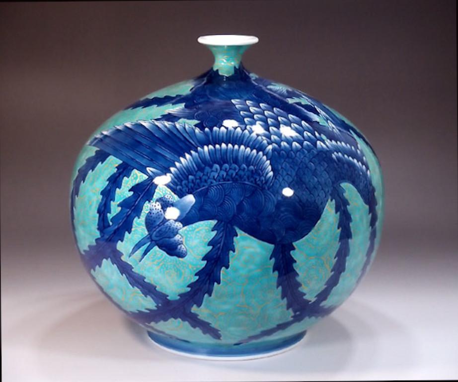 Peint à la main Vase contemporain japonais en porcelaine bleu platine par un maître artiste en vente