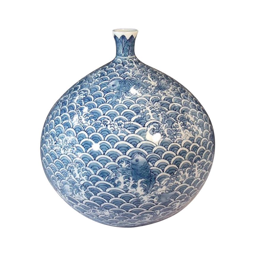 Zeitgenössische japanische Vase aus blau-weißem Porzellan von Meisterkünstler