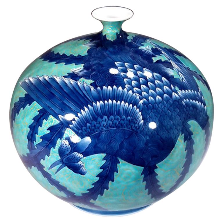 Vase contemporain japonais en porcelaine bleu platine par un maître artiste