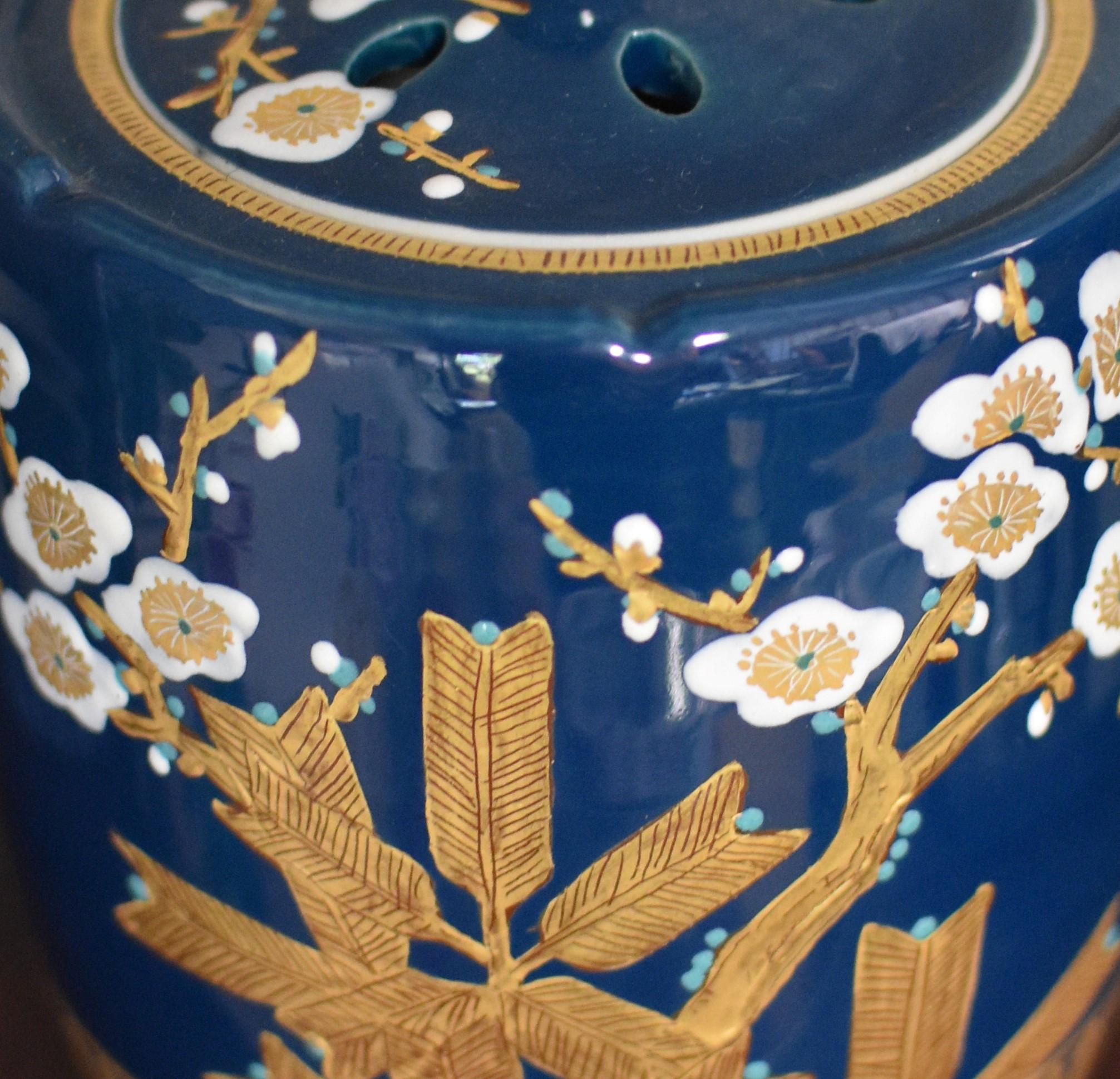 Exquisite contemporary Japanese Kutani decorative porcelain incense burner/jar, intricately hand painted with high purity gold on an elegantly shaped body in the artist's signature deep blue, a signed masterpiece by widely acclaimed award-winning