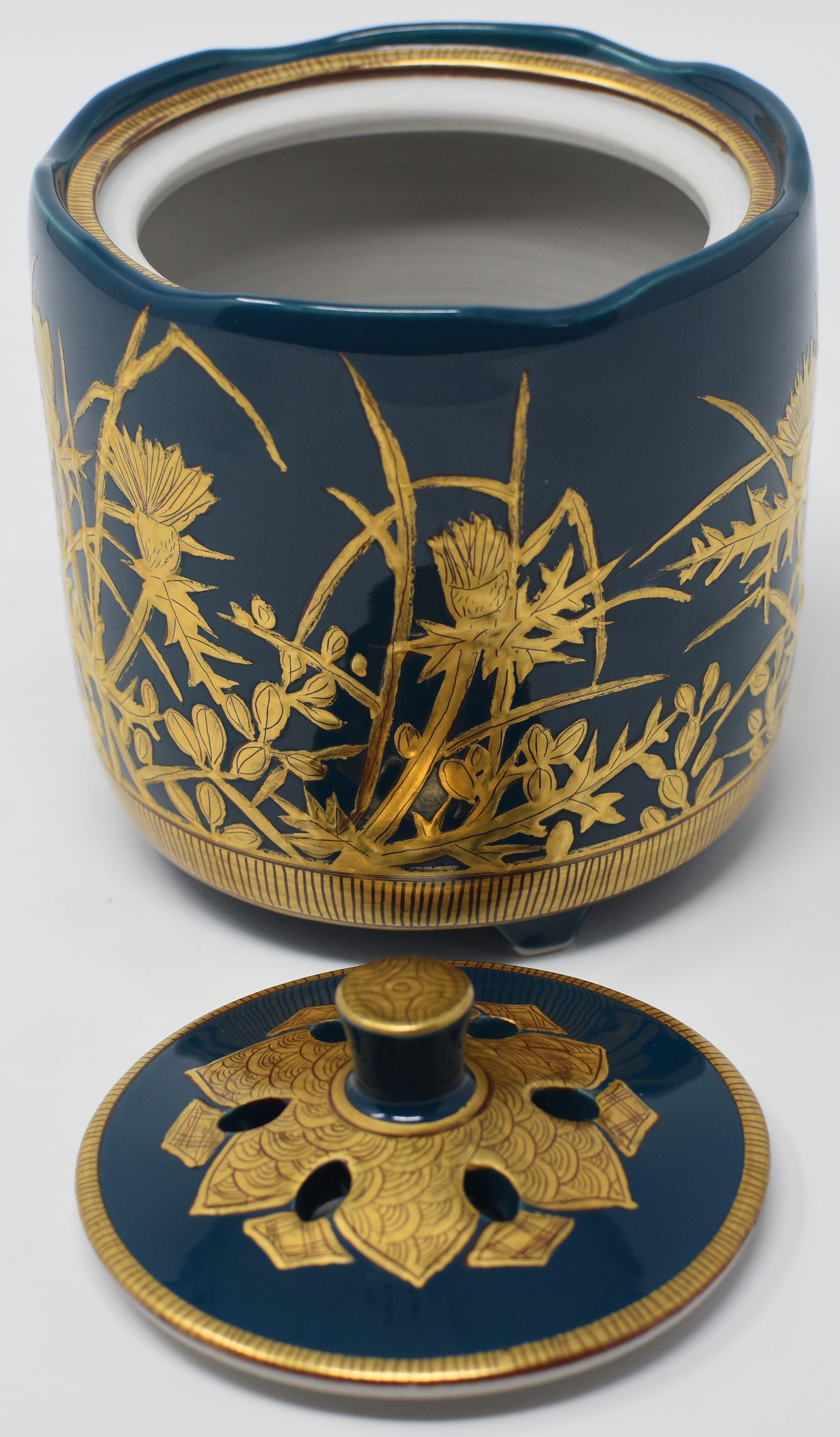 Gilt Japanese Contemporary Blue Pure Gold Porcelain Lidded Jar by Master Artist, 2 For Sale
