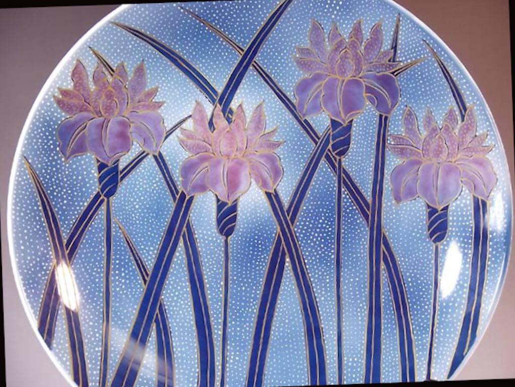 Exuisite chargeur en porcelaine décoratif japonais contemporain, peint à la main en violet vif et diverses nuances de bleu et signé par un maître porcelainier largement acclamé de la région d'Imari-Arita au Japon. Il a reçu de nombreux prix pour son