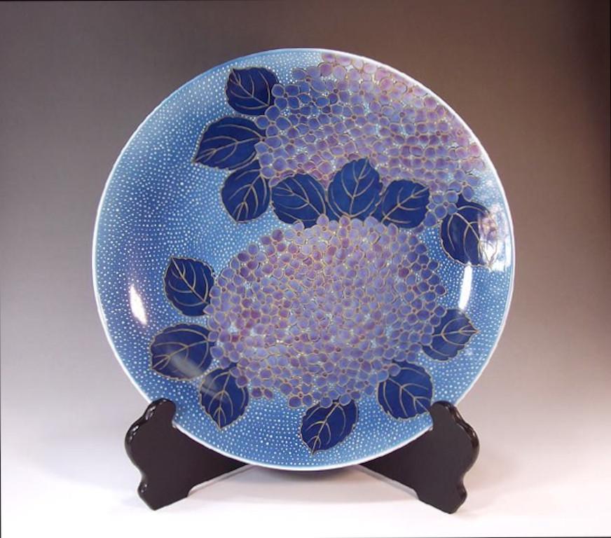 Meiji Assiette de présentation japonaise contemporaine en porcelaine bleue et violette par un maître artiste en vente