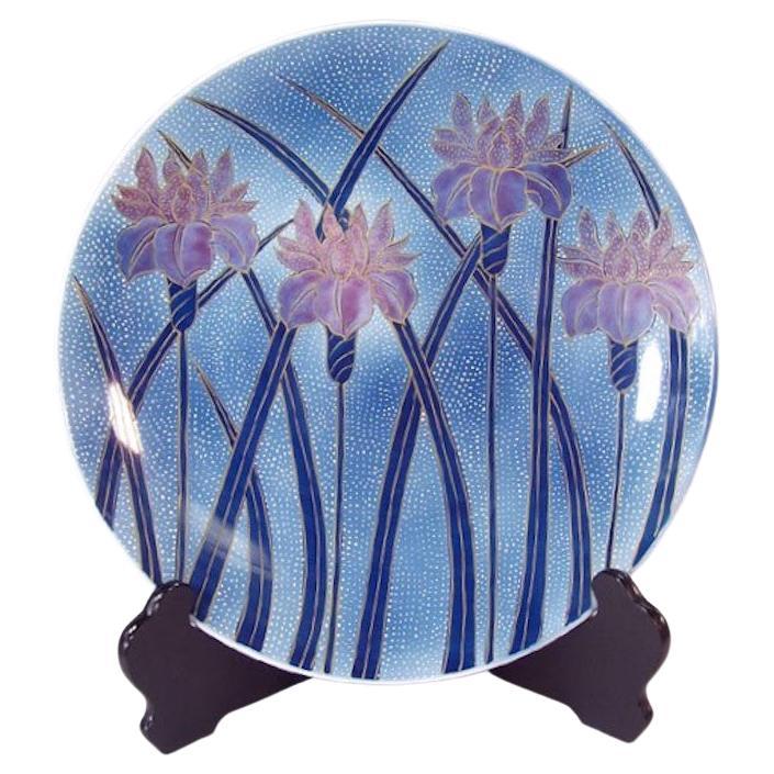 Assiette de présentation japonaise contemporaine en porcelaine bleue et violette par un maître artiste