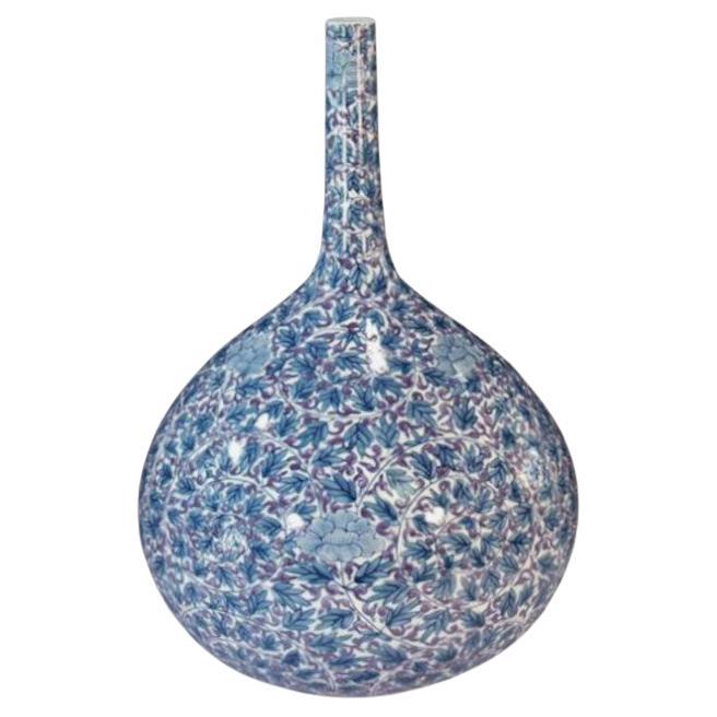 Vase contemporain japonais en porcelaine bleu violet blanc par un maître artiste, 2 en vente