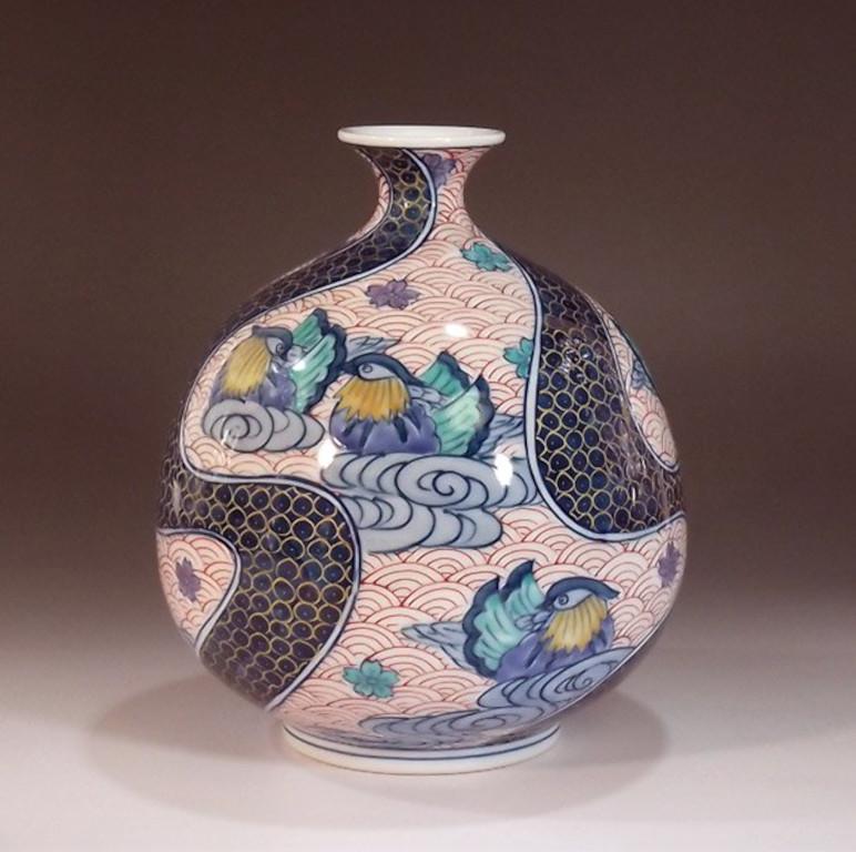 Japanische zeitgenössische dekorative Porzellanvase, aufwendig vergoldet und handbemalt in Rot, Blau und Grün auf einem schön geformten Porzellankörper mit großzügigen goldenen Details, ein signiertes Meisterwerk eines hochgelobten