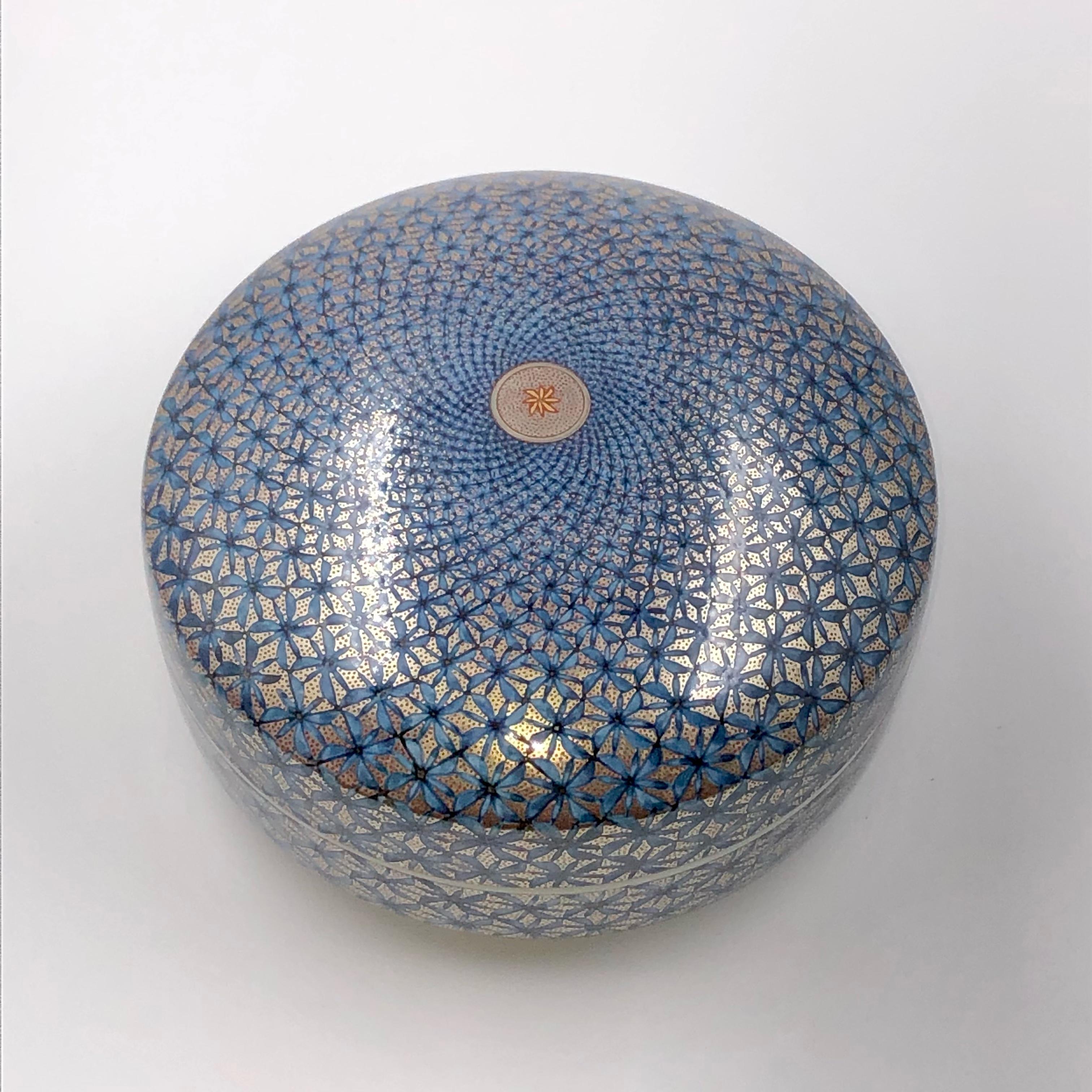 Exceptionnelle boîte en porcelaine japonaise contemporaine de qualité musée, très détaillée, extrêmement complexe et peinte à la main, en bleu, rouge avec des détails complexes en platine.  Ce vase est la création conjointe de deux frères