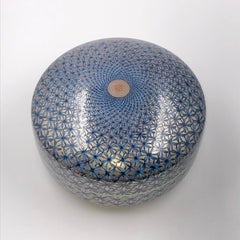 Boîte japonaise contemporaine en porcelaine bleue et rouge en platine par le duo des maîtres artistes