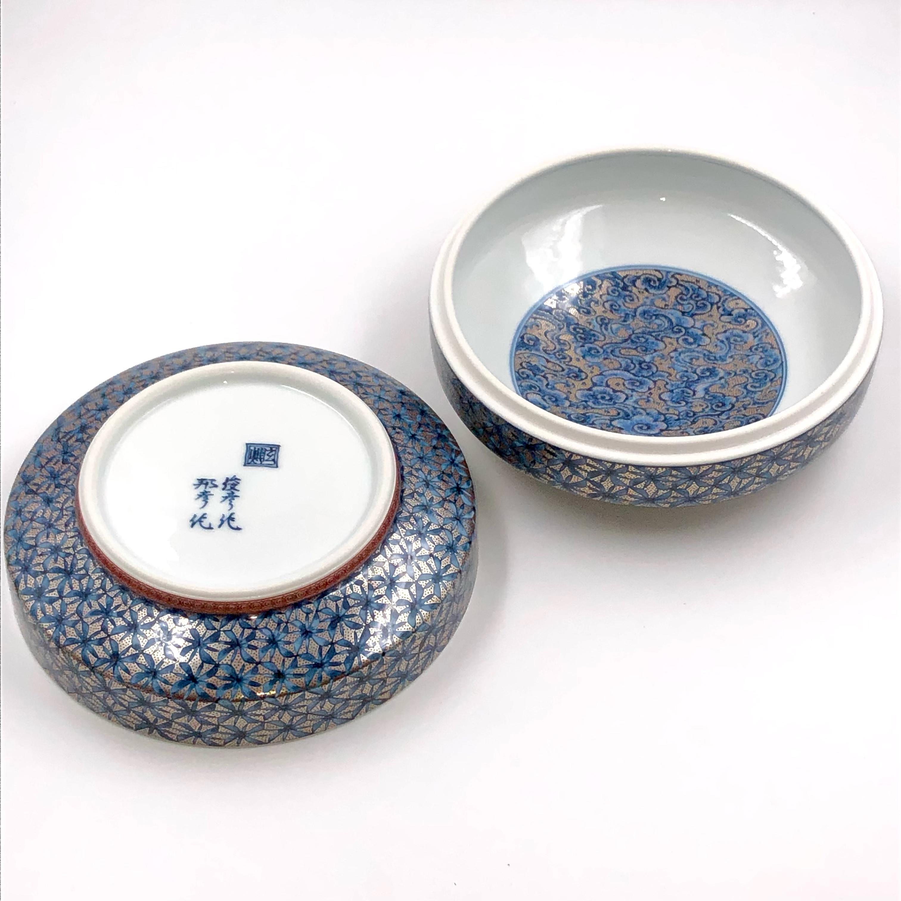 Doré Boîte japonaise contemporaine en porcelaine bleue et rouge en platine par le duo des maîtres artistes en vente